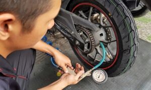 Thường xuyên kiểm tra và bơm hơi lốp xe máy