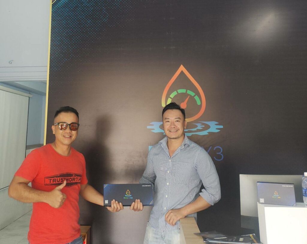 Phong là người bên phải.