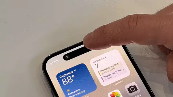 Khi chạm vào biểu tượng trên Dynamic Island, một giao diện nhỏ sẽ bật ra để người dùng dễ dàng kiểm soát và thao tác nhanh chóng với ứng dụng.